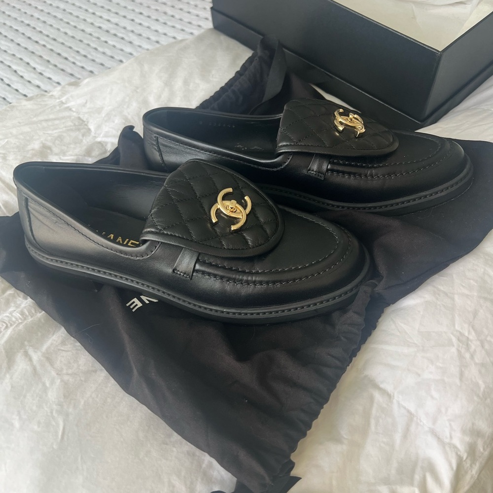 CHANEL Quilted Lambskin interlocking CC Turn Lock Loafers - Picture 4 of 7